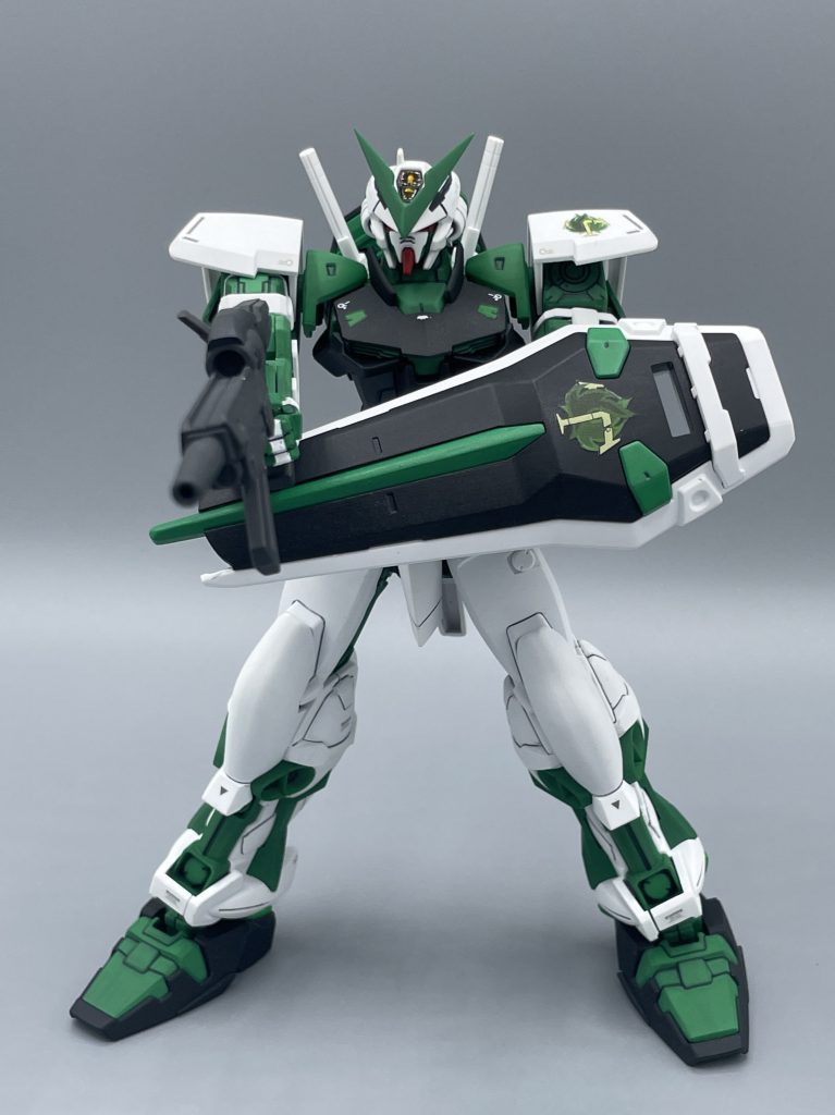 ビームライフル＆シールド　　アストレイなので、ライフルにシールド、サーベルという標準的な武装が揃っています。　トロヤはビームライフルの射撃テストの際に山火事を引き起こし、「密林のファイヤーボール」と呼ばれています。。。　イヤすぎるだろ、その二つ名 (笑)