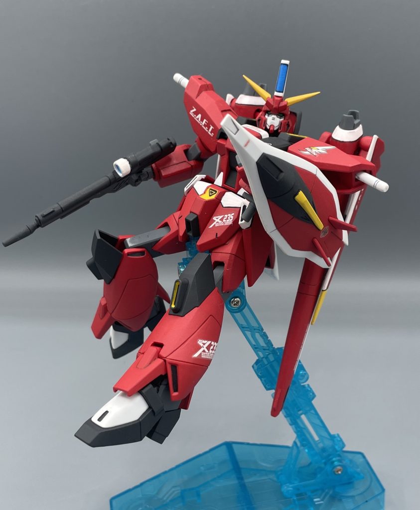 空力防盾　耐ビームコーティングが施されたシールドです。変形時には機体下部の防御を担うとともに、空気抵抗の整流にも役立ちます。