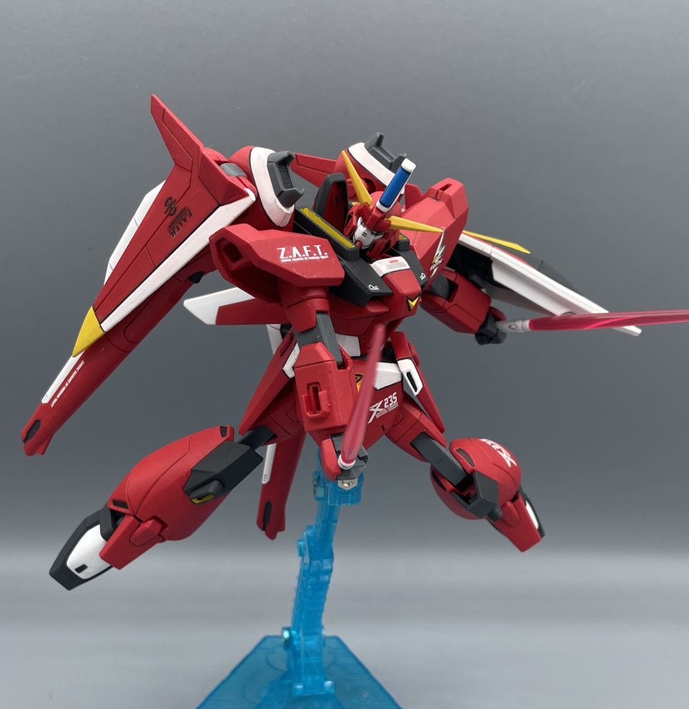 二刀流！トウッ！トウッ！ヘアーッ！！　アスランが、「迷えるアスラン」だったため、活躍の機会が非常に少なく、扱いが大概だったセイバー。なんか劇中はずっとカオスと追いかけっこしたり、意味なく(?)飛行機⇔MS変形してクルクルしたりしている印象が強すぎる・・・(;^ω^)　でも決して、セイバーの性能が劣っていたとかではないと思うんですよね。だってこんなにカッコイイんだもん。飛行機にもなれるのに、弱いわけないもん。嘘じゃないもん！