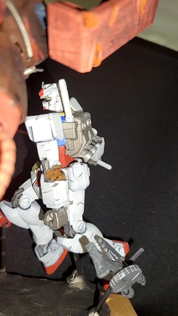 ガンダムにも半田ごてでダメージを追加