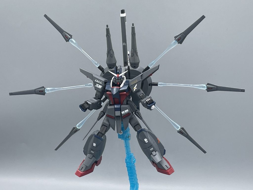 GDU-X5 突撃ビーム機動砲　宇宙にあがると、レジェンドはその真価を発揮します。ドラグーンによる縦横無尽な立体攻撃で鮮やかに敵機を殲滅します。　旧HGは、造りに粗はありますが、ドラグーン発射エフェクトが６本も付いてくるのは嬉しいポイントですね。HGCEでは、ビームスパイクが付いてくるそうです(^^)&nbsp;　いつも冷静で議長の命令には忠誠を誓うレイにも、感情を露わにせざるを得ない相手がいました。キラ・ヤマト　　レイは、かつてヤキン・ドゥーエで命を散らしたラウ・ル・クルーゼのクローンです。つまり、レイとラウは「もう一人のボク！」みたいな関係です。　「これが人の夢！人の望み！人の業！」たるキラ君とは因縁浅からぬ相手なわけです。&nbsp;生まれ変わるこの世界の為にッ！！