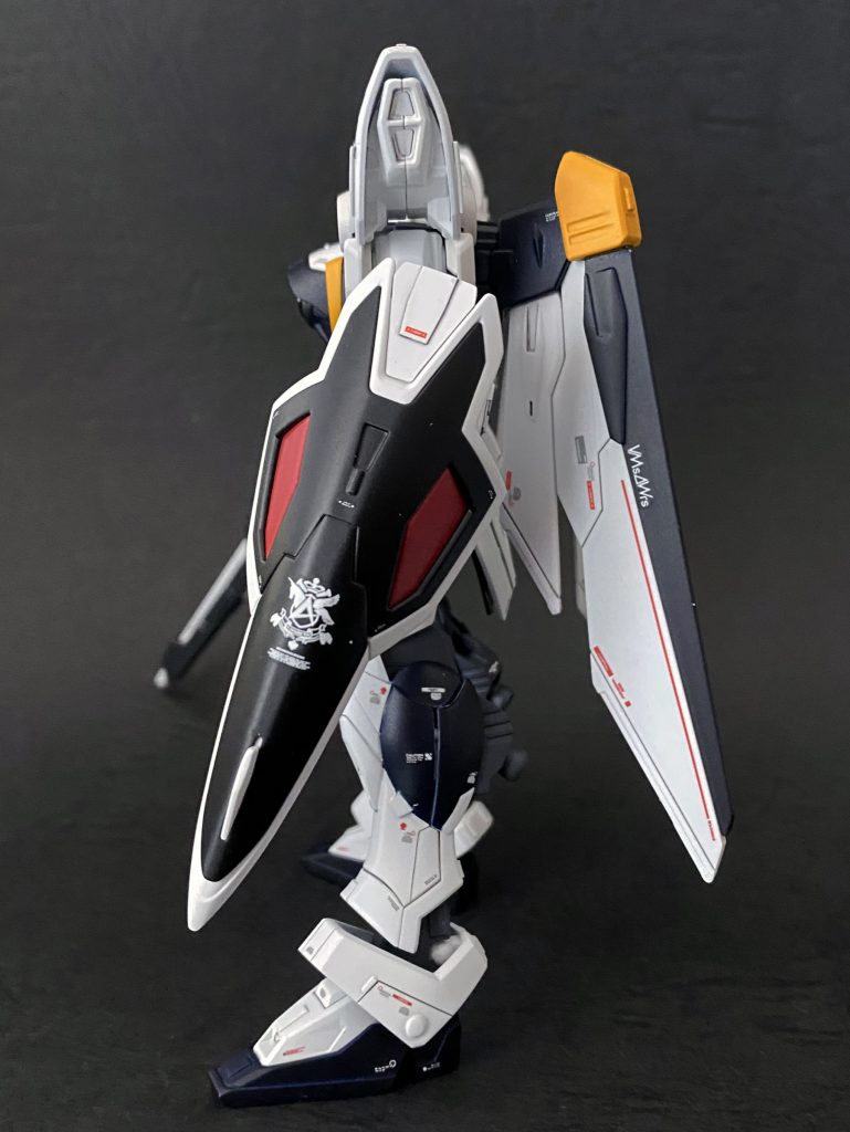 シールドもアムロ仕様に。カラーリングはオリジナルで。