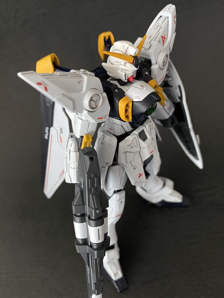 肩は上面を中心にプラバンを貼りました。