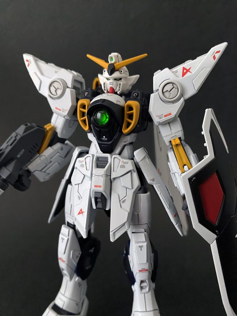 胸部中央は4.5mmのメタルパーツと5mmのクリアパーツをクリアグリーンで塗装。