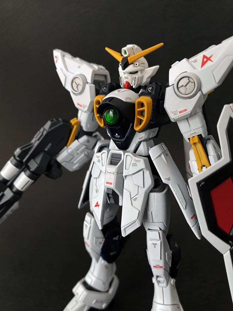 肩の丸パーツは明灰白色で塗装。