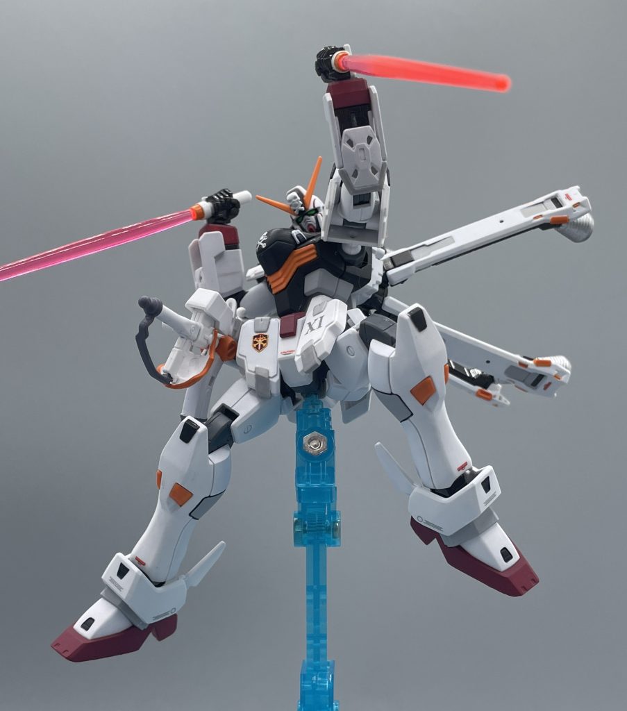 ビームサーベル! ロボット魂の宣材写真風のポージング。キンケドゥは、こうやって二刀流サーベルで突き刺すんですかね?🤔💡 右フロントアーマーにあるクロスボーンバンガードの紋章は、本来胸部中央に貼るのが正しいのですが、曲面にシールは自分の腕じゃ綺麗に貼れないと断念。 平らなフロントアーマーにペタリと貼り付け、胸元にはAGE-2ダークハウンド用の宇宙海賊デカールを使用しました。