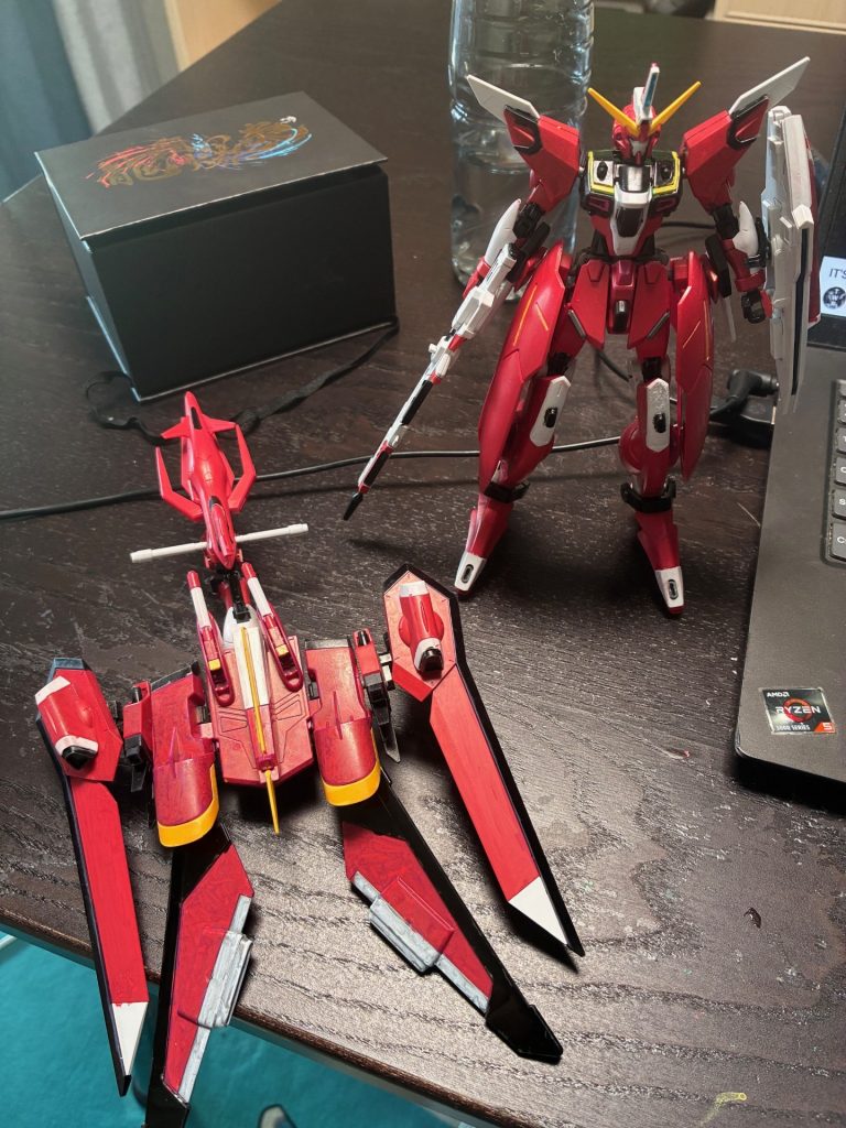 本体と支援機。本体はイモータルジャスティスの腕を使い、アルケーの足とサイドスカートを使いました。支援機はイモータルとインフィニティの要素を取り込み、アルケーの逃走カプセル（？）とイモータルの足パーツで支援機の頭と首として制作しました。