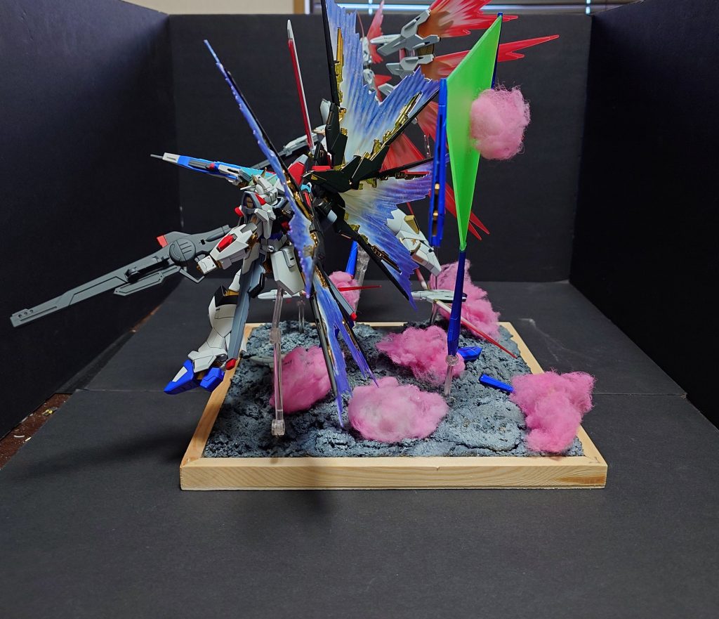 右側面作品のモチーフはSEEDFREEDOMの月面でのストフリとカルラの戦闘シーンを意識しました。劇中ではドラグーンやライフルなど破壊されているシーンがありましたので残骸等を設置しています。