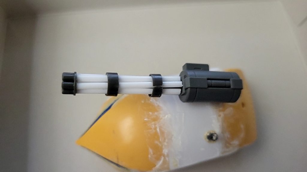 プラ棒やジャンクパーツからガトリングを作成し、上部に取り付け