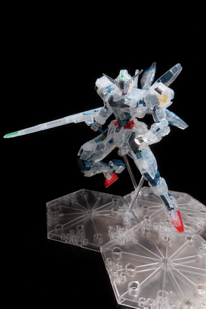 クリアが映えるように内部フレームをメタリックブルーに塗装しています。