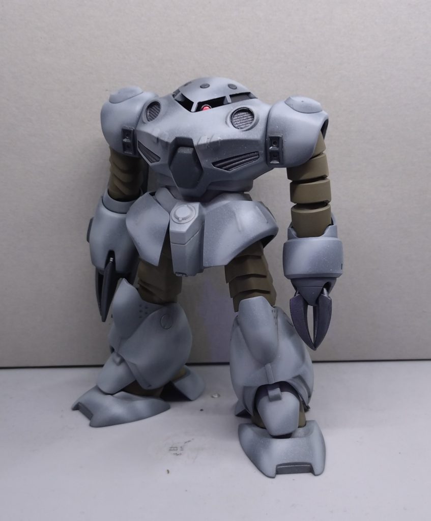 迷彩風の塗装をしてみました。私のオンボロエアブラシだと細吹きが不安定なので、近くで見ると粗が目立ちますね。遠目からならイイカンジなのでよしとしましょう。