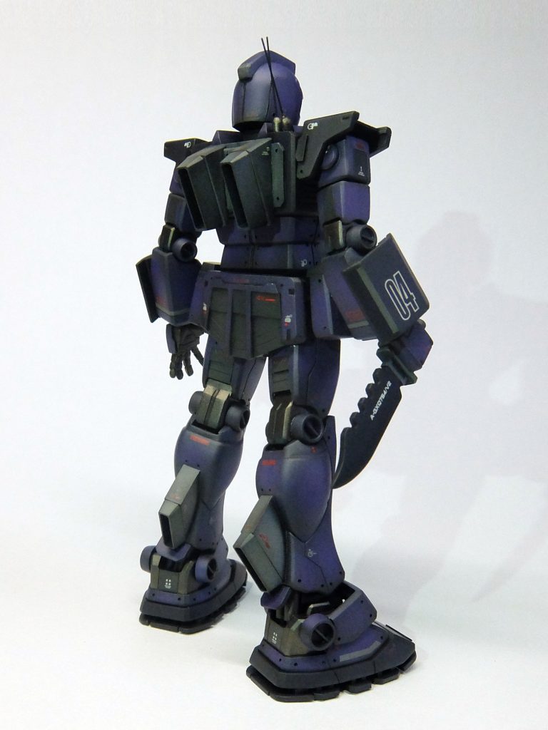 という事で、「隠密作戦用ジム」です! ↓①忍者的にさっぱりと軽さを強調、装甲もできるだけ薄くして、軽くして省いていった感じで。②黒1色では地味すぎるんで、グレー系か濃い紫で闇にまぎれる感じの色で。③武器も光りを出すものはあかんから、ビーム系はなし。ナイフとかそっち系で。④同じ理由で、スラスターとか光出そうなんはなし。エアでって感じでダクト風に。⑤足音も静かにしたいから靴底は2重構造で、とか。