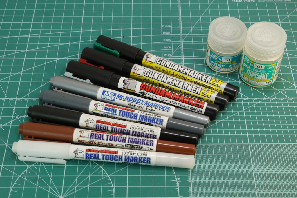■ウェザリングに使用したマーカー(水性)リアルタッチマーカー グレー2、グレー3リアルタッチマーカー ブラウン1リアルタッチマーカー ぼかしペンミスターホビーマーカー シルバー■ウェザリングに使用したマーカー(アルコール)ガンダムマーカー ライトブルーガンダムマーカーEX ロイヤルメタレッドガンダムマーカーEX ルミナスメタグリーン■ウェザリングに使用したトップコート半光沢クリアー (水性)つや消しUV カットスムースクリアー(水性)