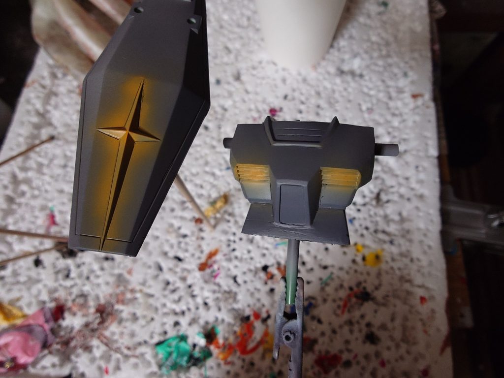 塗装メカサフ下地を吹いて黄色部分だけ黄橙色を雑に吹いてます