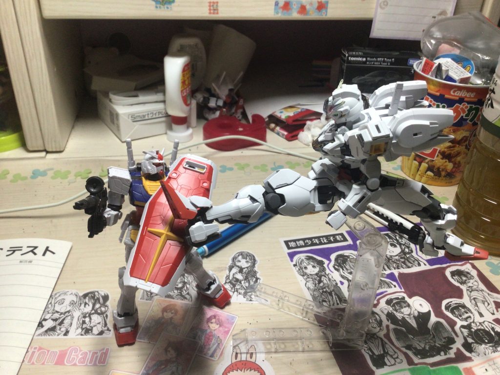ガンダムキャリバーンが万博ガンダムに飛びキックをしています