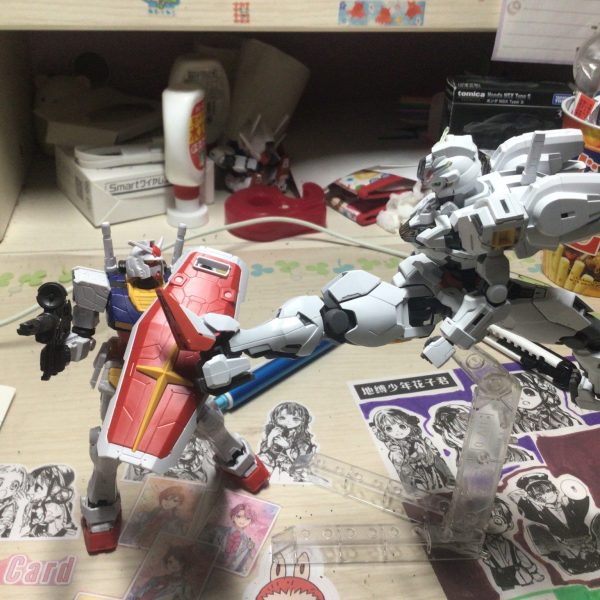ガンダムキャリバーンが万博ガンダムに飛びキックをしています