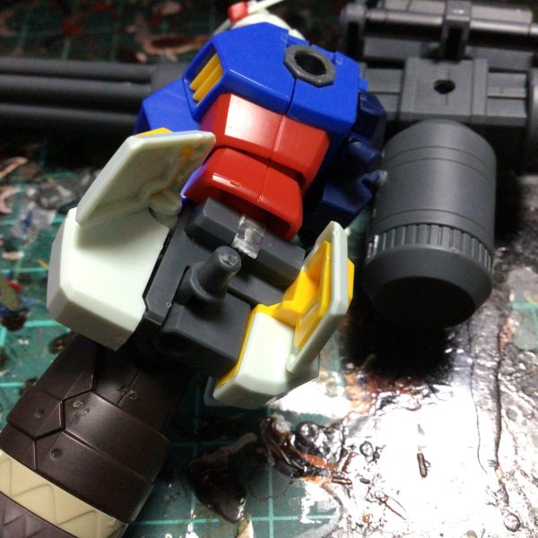 新年一発目からブックオフで安売りされていたガンダムを買ってきました30MMテックプロトと30MF ドラゴニアナイト、ジャイアントガトリングをミキシングに使いました足を伸ばしまくって頭身上げたのはいいもののバランスが少し悪いかな？具体的な改造内容としてはサイドスカートを撤去し（画像は表面処理前のもの）脚部を30MF ドラゴニアナイトの脚部に変更脚部の受け軸が同じく3ｍｍだったので無改造で変更できました続いて腕部を30ｍｍテックプロトのものに変更こちらも無改造で使用できましたバックパックをテックプロトのものに変更ビルドダイバーズのジャイアントガトリングを組み替えバックパックに接続まぁこのガトリングがデカすぎて置き場所と稼働には苦労しました（2枚目）