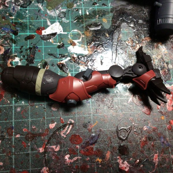 新年一発目からブックオフで安売りされていたガンダムを買ってきました30MMテックプロトと30MF ドラゴニアナイト、ジャイアントガトリングをミキシングに使いました足を伸ばしまくって頭身上げたのはいいもののバランスが少し悪いかな？具体的な改造内容としてはサイドスカートを撤去し（画像は表面処理前のもの）脚部を30MF ドラゴニアナイトの脚部に変更脚部の受け軸が同じく3ｍｍだったので無改造で変更できました続いて腕部を30ｍｍテックプロトのものに変更こちらも無改造で使用できましたバックパックをテックプロトのものに変更ビルドダイバーズのジャイアントガトリングを組み替えバックパックに接続まぁこのガトリングがデカすぎて置き場所と稼働には苦労しました（3枚目）