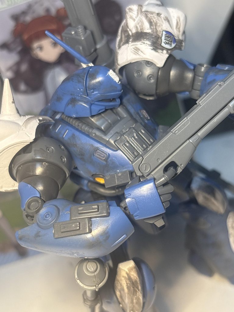 腕にも装甲をつけているため前傾姿勢時などにはほとんどコックピットが守られる