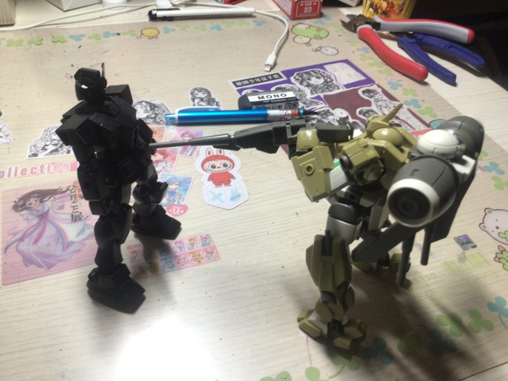 デミバーディングがRX-78-2を攻撃しています