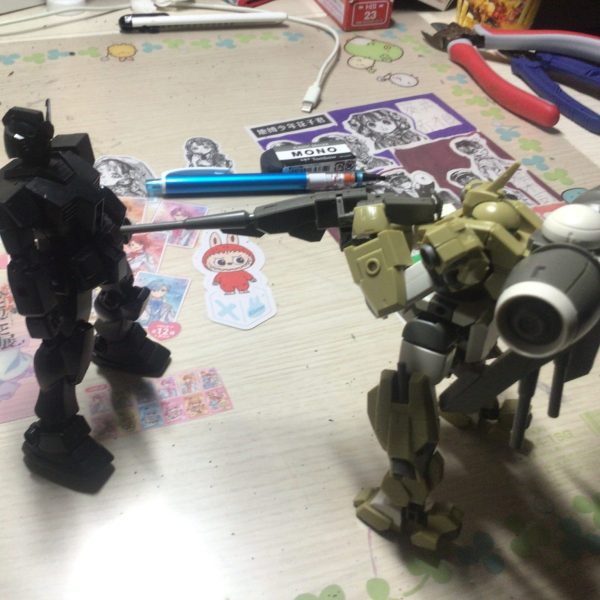 デミバーディングがRX-78-2を攻撃しています