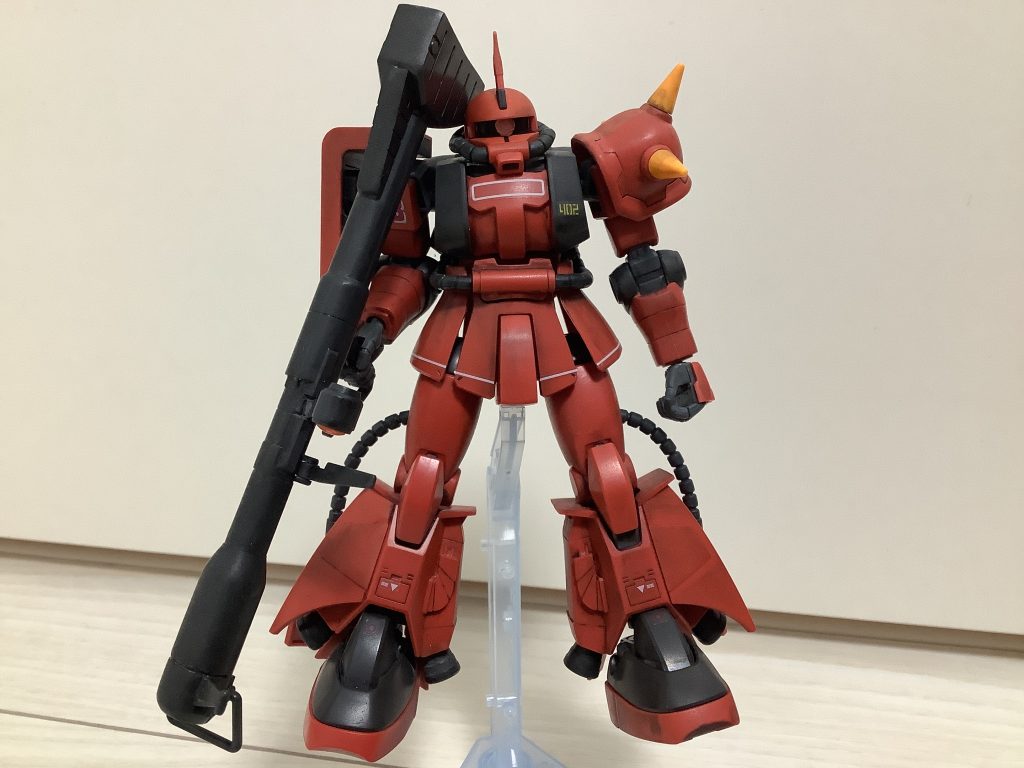 いつも通りのゲート処理とスミ入れ、軽めのウェザリングで仕上げた一品何気にザクⅡを作るのはこれが初(zaku-kao2)やっぱジョニザクはバズーカっしょ、と思いながらポージングさせたら、、
