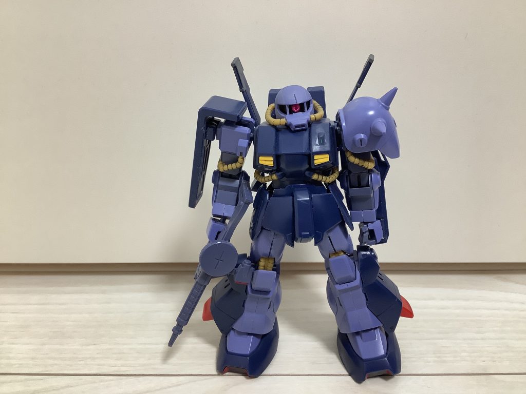 モノアイも100均のものを使用　普通のシールより雰囲気出てるかな？かなりぷっくりした印象ですが可愛くて私は好きです(zaku-kao6)