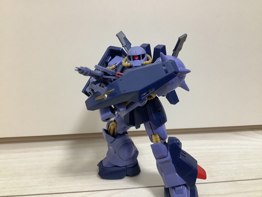 ザクマシンガンが似合う機体です！少しシールドが小さいかな(zaku-kao4)