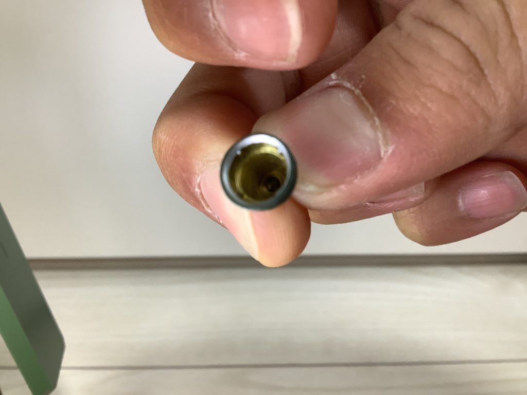 見てくださいこのバーニアを!全部これマーカーでやったんすよ!?金と銀の色分け、正直クソめんどいですこれを全部のバーニアにやりました、、、(計9個)(zaku-kao9)、、、あれ?