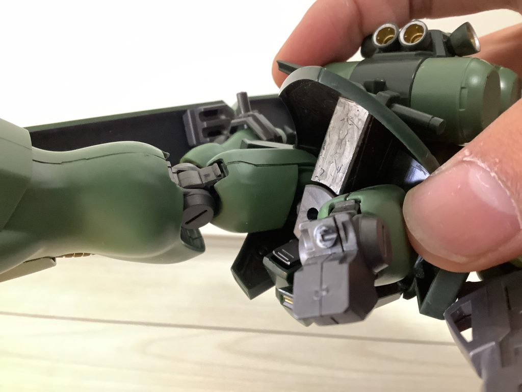 折れちゃった、、、もういや!あとで瞬間接着剤で治せるもん(zaku-kao9)じゃ!さいなら!(zaku-kao9)