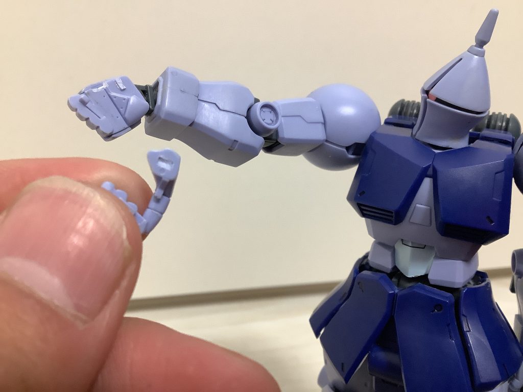 おいおいおい 俺はどれだけ運が悪いんだ(zaku-kao9)なんと手の重要な固定パーツが取れました なのでマステで固定するのでお見苦るしい写真を載せてしまうかもしれませんがご了承を(gundam-kao10)