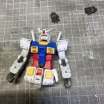 よく考えたなと構造に驚きながら、ようやく上半身完成。部品が小さ過ぎて、ゲート跡消[…]