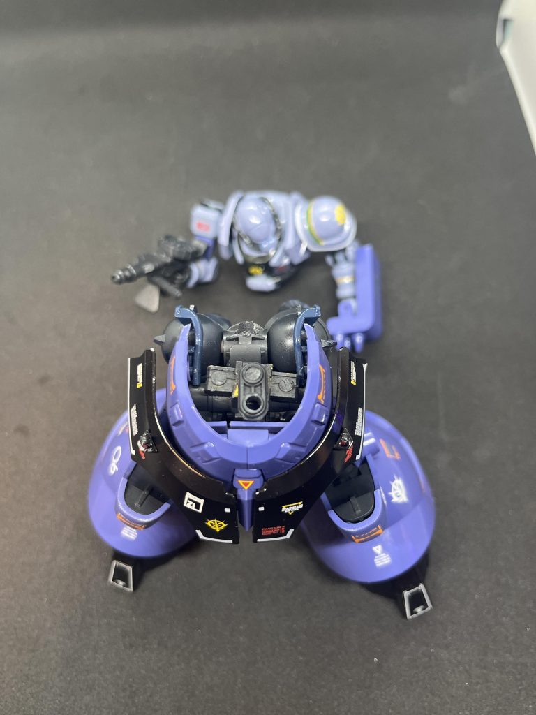 キットのままだとザクとドムは上半身と下半身がくっつかないので、関節をでっち上げてます。&nbsp;合わせてそのままくっつけるとザクの上半身がかなり後ろになってしまうので、上半身が前になる様に軸を１つ付けています。