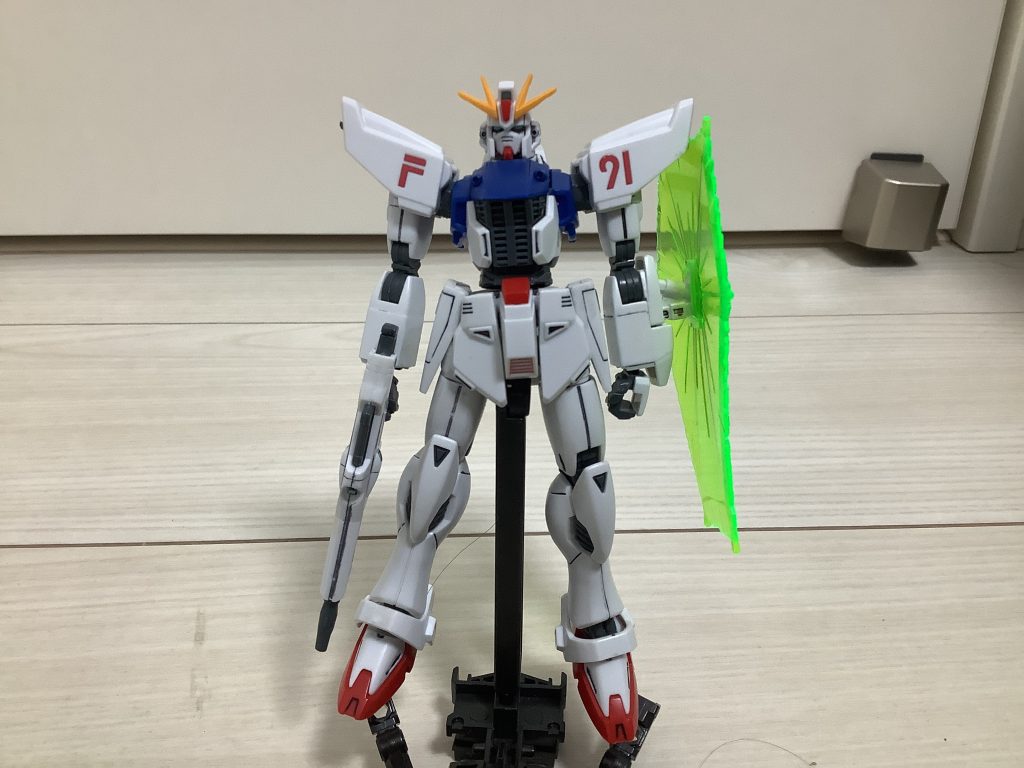 全体こんな感じ結構プロポーションは良き(gandam-hand2)色分けも肩以外はほぼできてるからシールが剥がれる心配もそんなありません!(gundam-kao6)