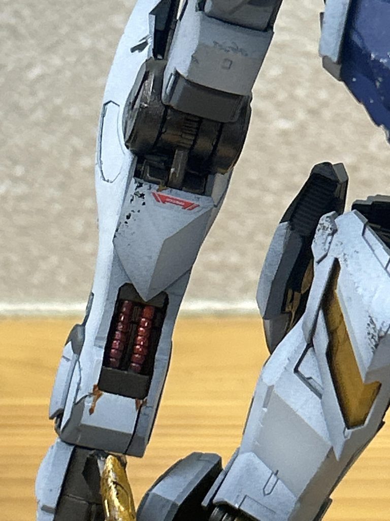 シリンダーの上のパーツはプラ板で自作しました。