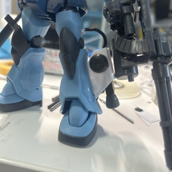 グフカスタムをオリジナルで製作しています！(gandam-hand1)前回製作したバルバトスルプスのあまりパーツがあるのでそれを流用してふくらはぎのスラスターをスクラッチしました。他にも胸部のディテールアップをしています。機能や設定、世界観などフル無視して好きなように改造しています(zaku-kao4)（3枚目）