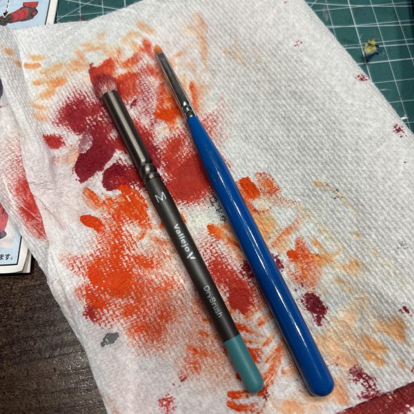 @okkiさんがバトンで紹介してくださった技法を真似ています😊ファレホのドライブラシ筆購入しました。めっちゃ使いやすいです。油彩っぽい仕上げを狙っています。「これ大丈夫⁉️」と思うほどハイライト入れたのですが、写真で見るとあっさり見えてしまいます😅もっと派手に行けばいいのか、この辺で仕上げていけばいいのか、試行錯誤を楽しんでおります😆⭐️〈アドバイス欲しいです〉①黒・・・むずいです。まだハイライト入れてないんですが、現状グレー寄りの黒→グレーでグラデかけてるんですが、グレーに引っ張られて見た目グレーにしか見えません。②光源を左上前方からの光源を設定して塗装しているのですが、こういうの作る時の背面ってどうしたらいいんですかね?この設定で考えると後ろ全部陰になるのですが🥲 何か情報あればアドバイスお願いしたいです⭐️(2枚目)