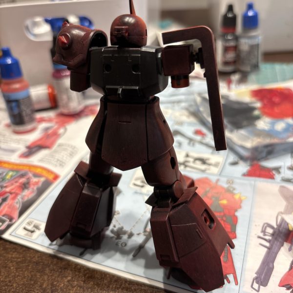 @okkiさんがバトンで紹介してくださった技法を真似ています😊ファレホのドライブラシ筆購入しました。めっちゃ使いやすいです。油彩っぽい仕上げを狙っています。「これ大丈夫⁉️」と思うほどハイライト入れたのですが、写真で見るとあっさり見えてしまいます😅もっと派手に行けばいいのか、この辺で仕上げていけばいいのか、試行錯誤を楽しんでおります😆⭐️〈アドバイス欲しいです〉①黒・・・むずいです。まだハイライト入れてないんですが、現状グレー寄りの黒→グレーでグラデかけてるんですが、グレーに引っ張られて見た目グレーにしか見えません。②光源を左上前方からの光源を設定して塗装しているのですが、こういうの作る時の背面ってどうしたらいいんですかね?この設定で考えると後ろ全部陰になるのですが🥲 何か情報あればアドバイスお願いしたいです⭐️(3枚目)