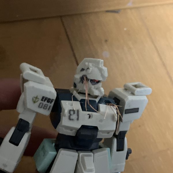 ガンダムEZ８が乗り捨てされていたのをジオン軍が鹵獲しジャンクやに頼んで現地修復をしている設定です（2枚目）