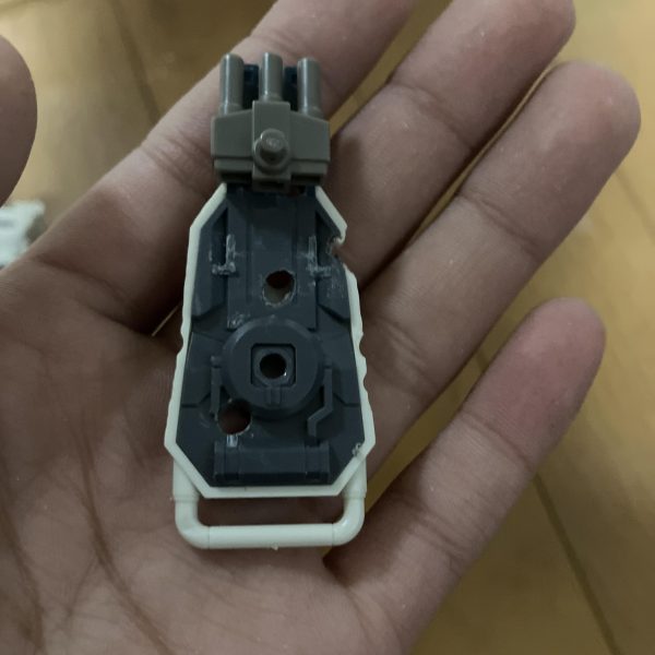 ガンダムEZ８が乗り捨てされていたのをジオン軍が鹵獲しジャンクやに頼んで現地修復をしている設定です（3枚目）