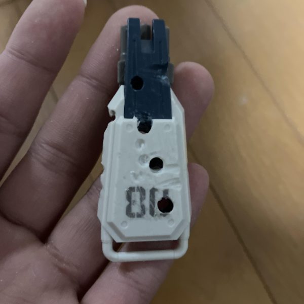 ガンダムEZ８が乗り捨てされていたのをジオン軍が鹵獲しジャンクやに頼んで現地修復をしている設定です（4枚目）