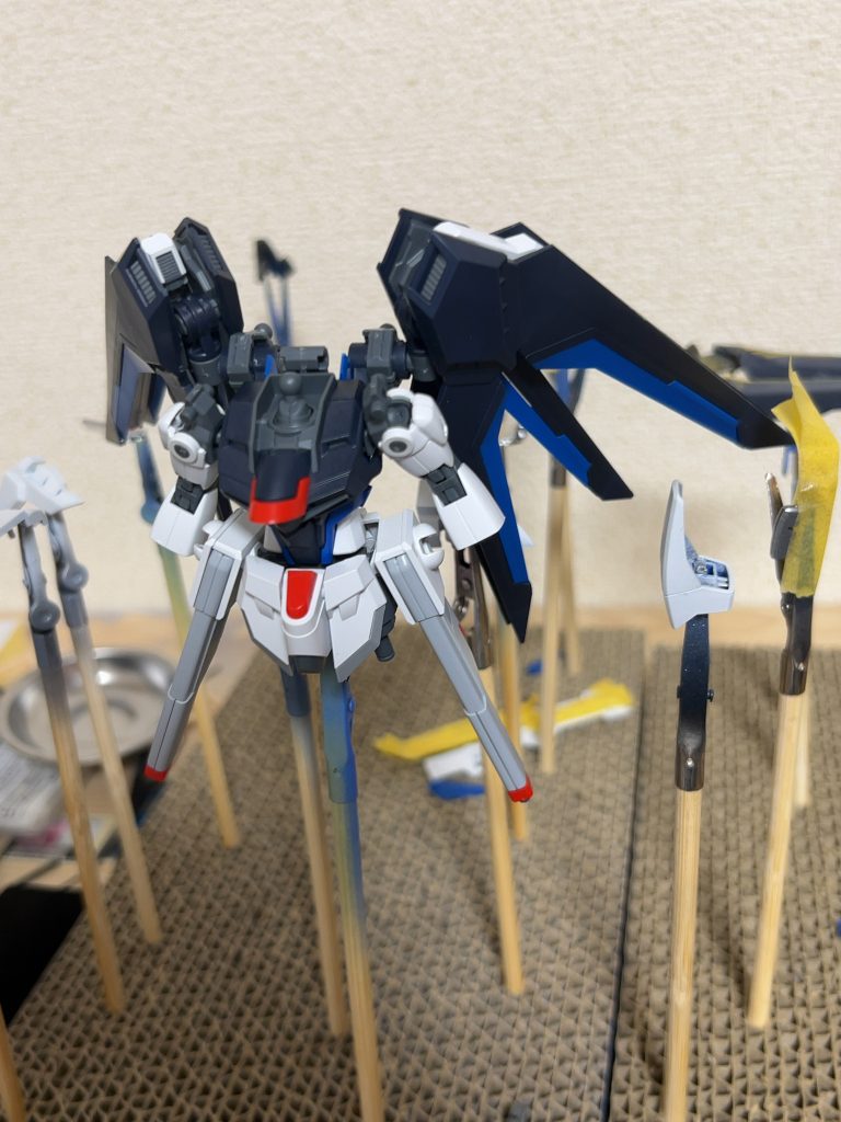 調色技術がないので、塗装はガンダムマーカーエアブラシシステムを使用。SEEDカラーセットで一通り色が揃うので便利でした。