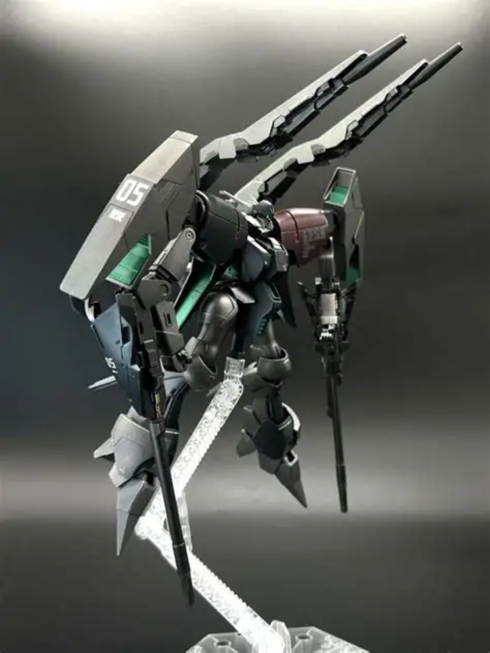 ブルー、レッド部分は黒鉄色の上からシルバーでドライブラシをし、クリアカラーで色付けしています。