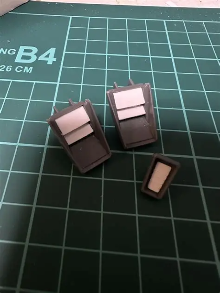 フィンやダクト?塗り分けやディティールアップの為にプラ板で別パーツ化しました。