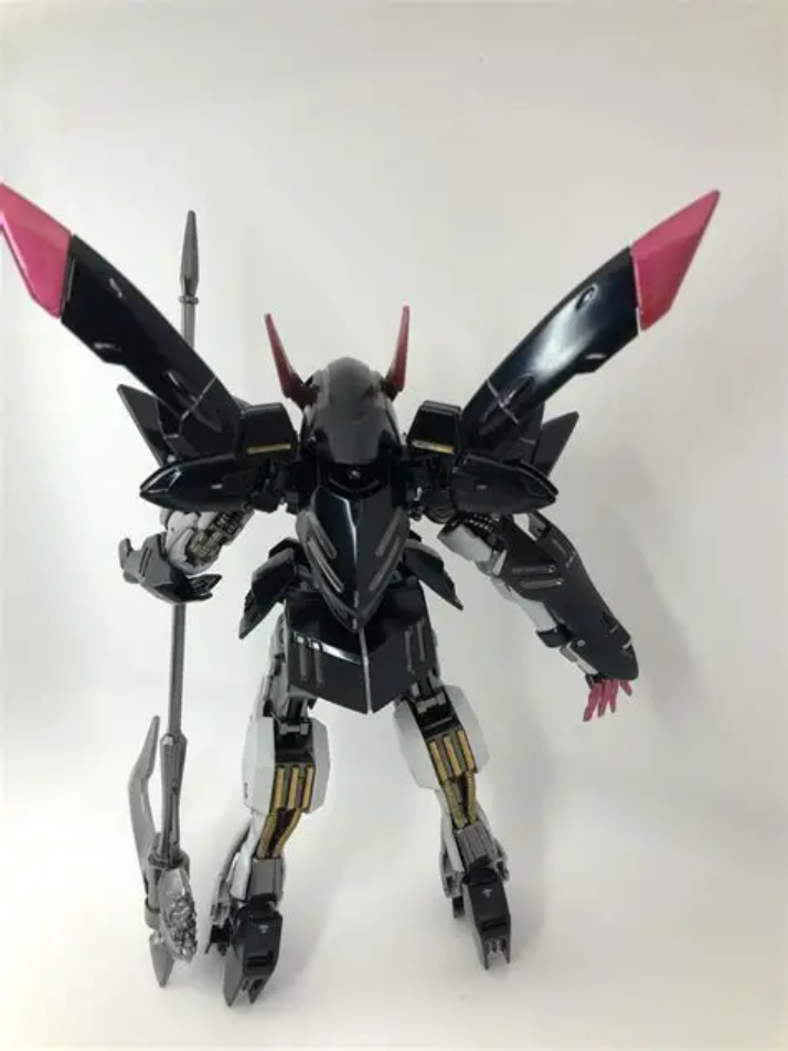 武器のバトルアンカーは、傷をさらに追加してます。デザインナイフでガリガリ削ったり、立体感を出すために削ったカスを再度接着剤でつけたりしました。