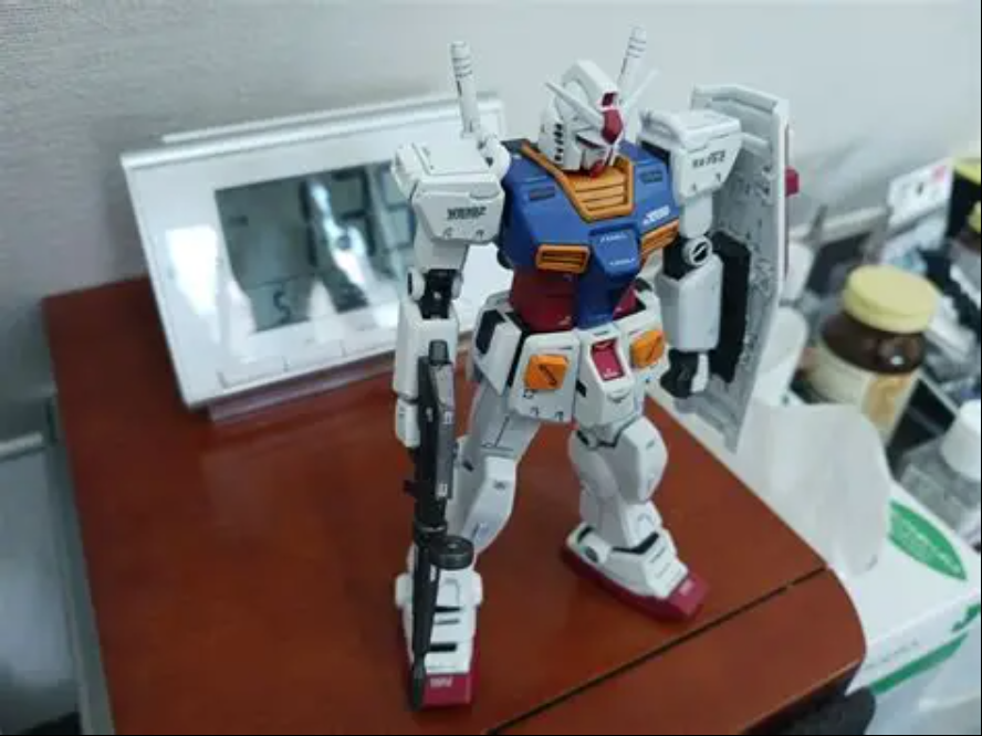 「1/100 ガンダム Ver,Kaを作った際の改造レシピが、そのまま使えるのでは?」と思ったのが発端です。それに加えて、ネットで調べた先人のレシピを参考にしつつ作成しました。▼弄った箇所・概要:ジムカスタム、ジム改、RX-78でミキシング・腕 :上腕、下腕合わせて2.5mm延長・胴体:2mm延長。サーベルラックは、お湯まるで複製・腿 :3mm延長・腰 :フロントアーマーは3mm、リアアーマーは4mm延長。サイドアーマーはプラ板を足してそれらしく。・膝 :エポパテでそれらしく。少し大きすぎたかも。・その他:全体的に伸ばしたので、合わせて武器も延長。