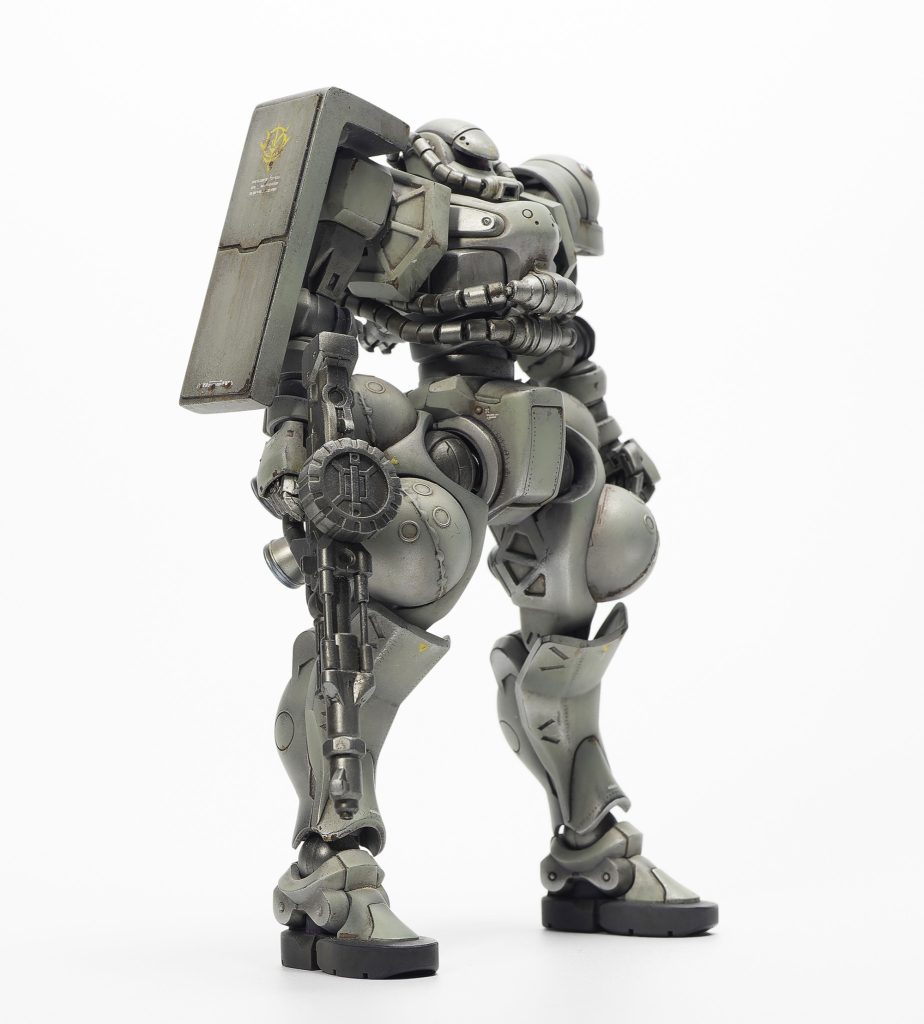 一度メタリック系シルバーで塗装した後に、クリアを混ぜたザク色で塗装。さらに補色の紫でフィルタリングしました。鉄っぽい感じの面白い風合いにできたかなかと思います。最後に汚しを入れて、半艶クリアでコートで仕上げました。