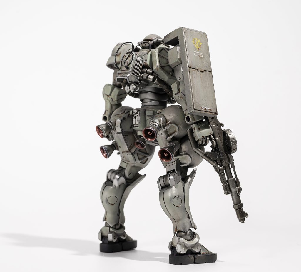 背中がペタペタで寂しかったので、バイクの空冷エンジンのようなディテールを追加。シールドはHGザクからの流用です。