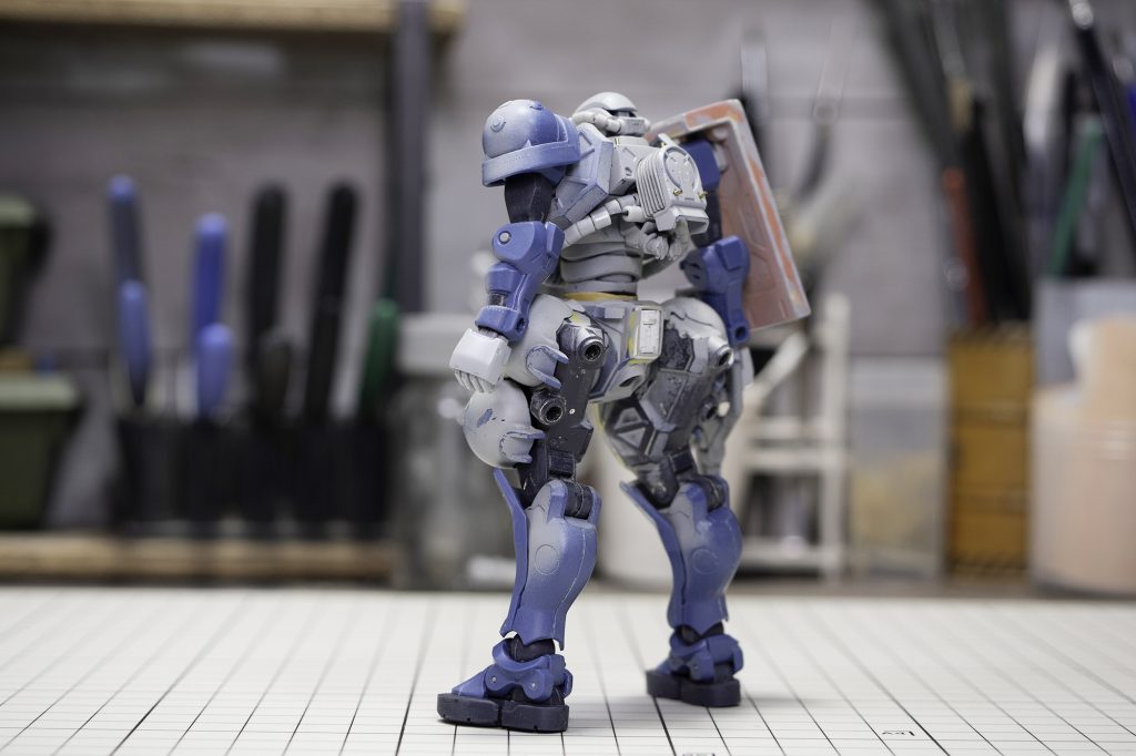 制作中の写真。タンクガードをオミットしたあとの太もものパテ盛り、形状出しが地味に面倒でした。