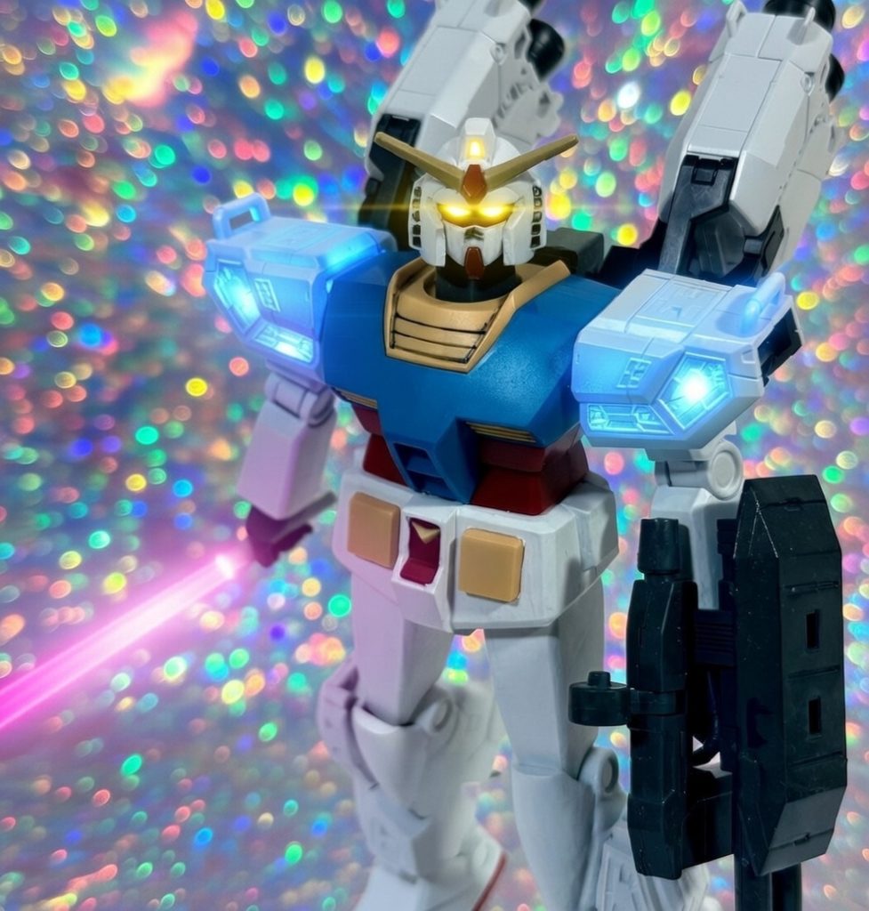 それは「エンディミオン・ユニット」と呼ばれる装置がセットされているのである。これが動いている間は肩アーマーが青く光る。これはオーパーツのようなもので、タカとユージがこの世界に来た際に同時にもたらされたらしく、テム・レイがサイド7の格納庫にあったゴミ箱で偶然発見した代物。発見当時は「T」の形をした物体だった。これを発見したおかげでテム・レイは酸欠にならず無事にホワイトベースクルーの一員になれた。それ以来彼の「お守り」のような役目を果たし、分析の結果途轍もない力を持つ「装置」だという事が判明した。後に分析したデータを基にヘビーガンダムにはバイオセンサーが、G-3ガンダムの強化パーツとしてファンネルとサイコフレームが装備された。戦後はエンディミオン・ユニットを用いたゼクノヴァ発生実験も行っており、実験結果から「複数のパラレルワールド」の存在が明らかになった。なお8号機はUC0081年ごろに起きたジオン残党によるテロやオーガスタ研究所の陰謀を打ち砕くために活躍したらしく、その際にオーガスタ研究所のメンバーで当時19歳だったエグザべ・オリベ（GQ本編と異なり、連邦軍所属になっており後にブライト・ノアの手引きでシャリア・ブルの部下となった）がテストパイロットに任命された。UC0085年初頭のゼクノヴァ発生時に機体もろとも行方不明となった。本機のおかげでオメガサイコミュやジークアクス等が開発されたのは言うまでもない（あくまで「こちらの世界」では(gundam-kao6)）。